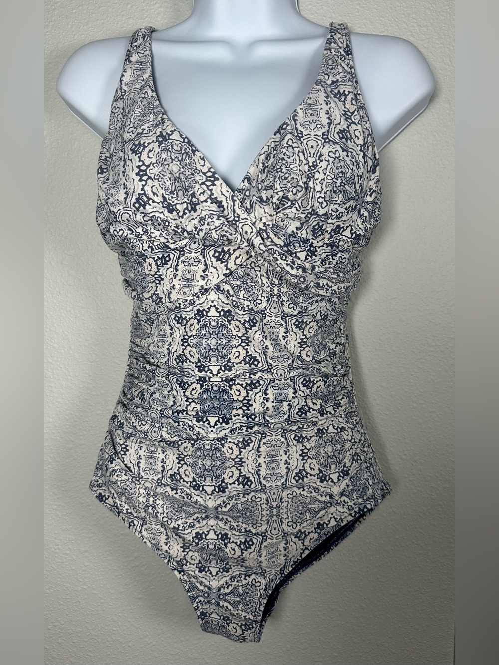 Niptuck Swim Women’s Blue/White Pattern One Piece Swimsuit Size 6